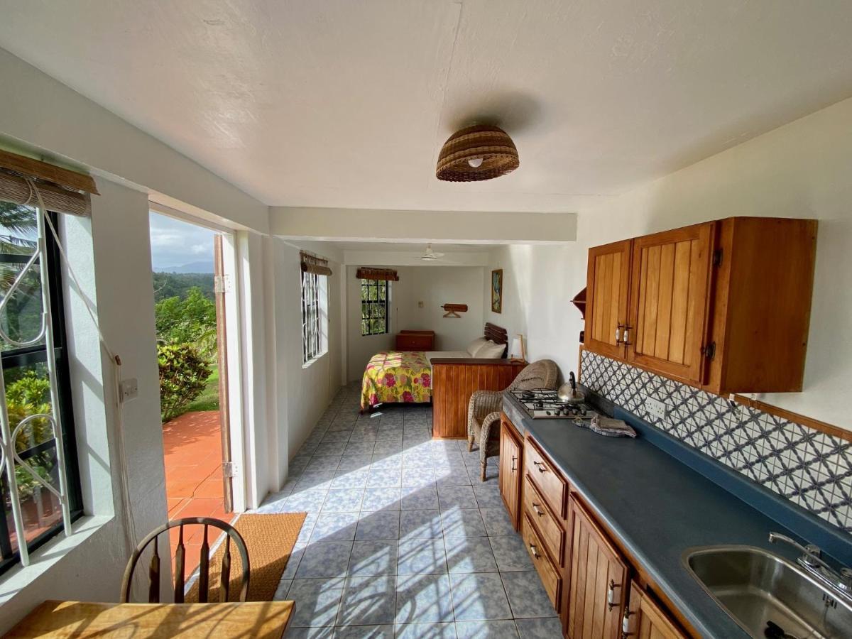 Sea Cliff Eco-Cottages & Gin Distillery Calibishie Eksteriør billede